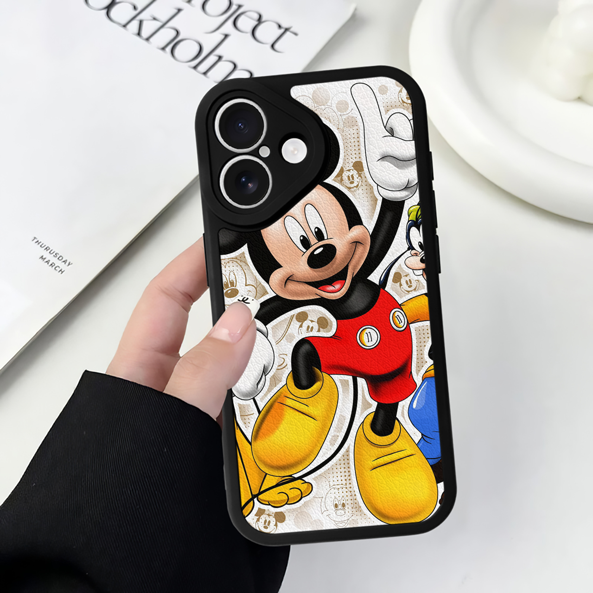 （画像用） ミッキーマウス Mickey Mouse 【iPhone 16シリーズ対応】シリコンスマホケース（レザー調） 材質：シリコン